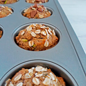 muffins de zucchini en el molde acabados de salir del horno