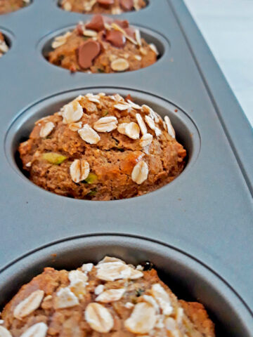 muffins de zucchini en el molde acabados de salir del horno