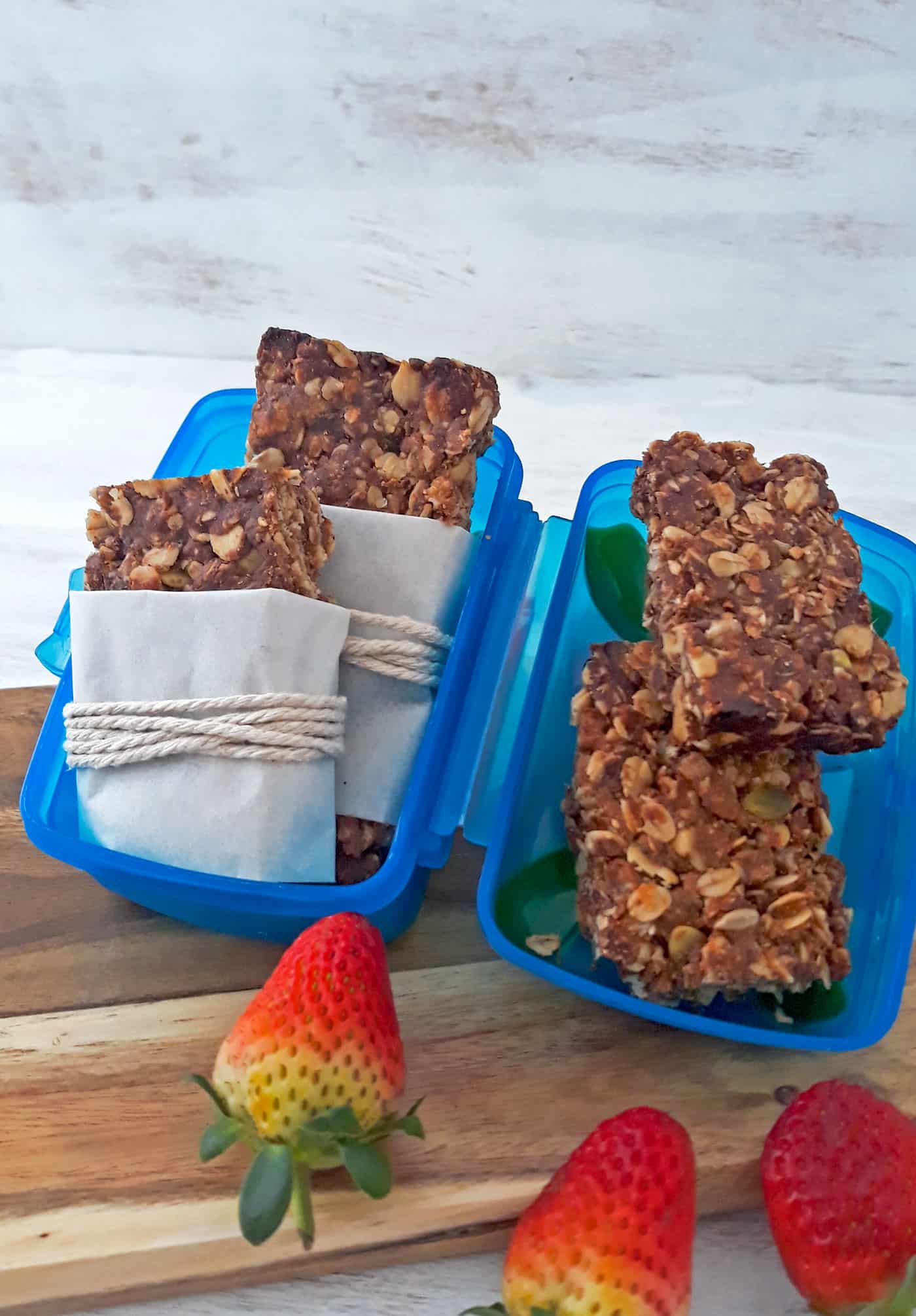 barras de cereal en contenedor
azul con fresas