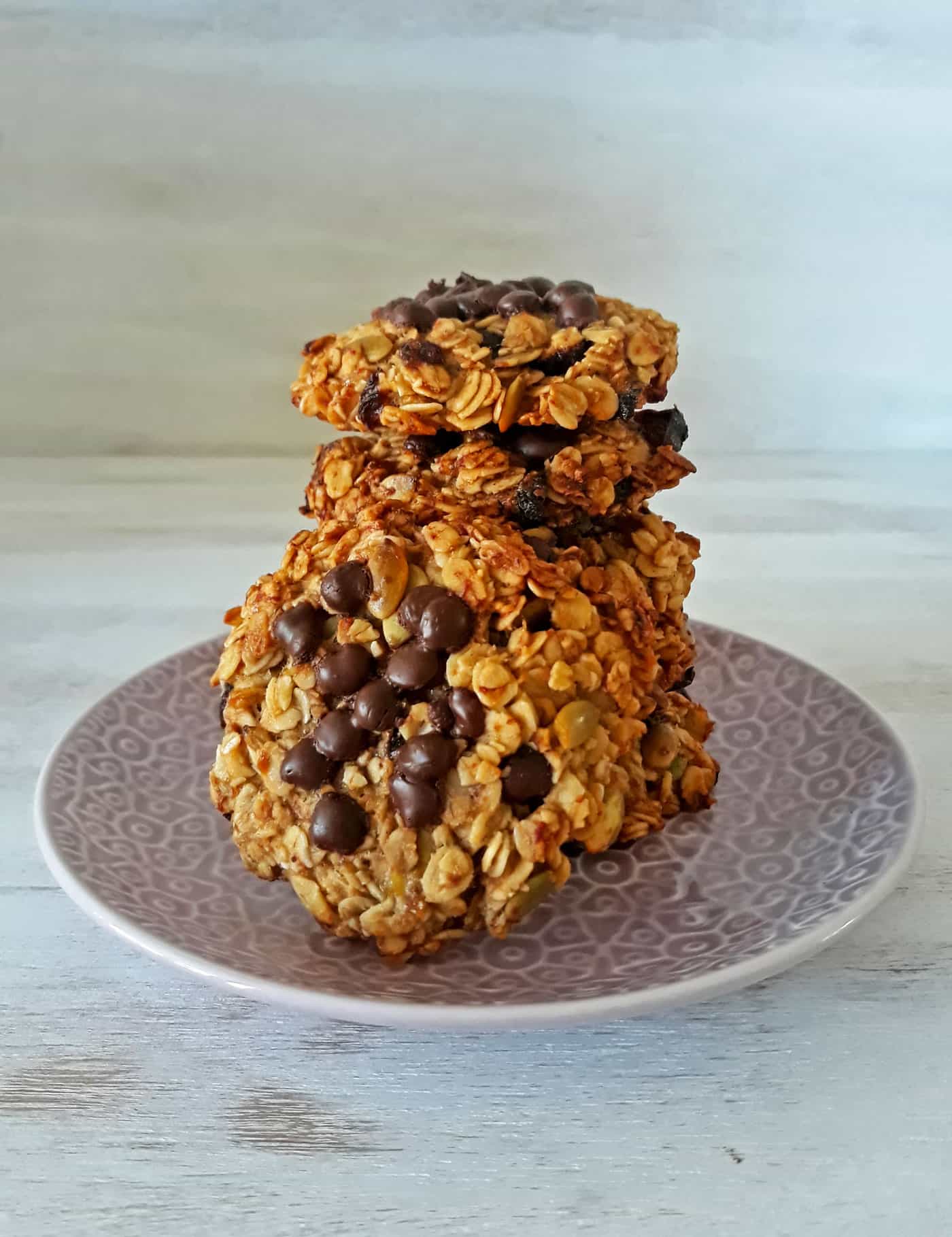 galletas de avena y chips de chocolate servidas en un plato rosado