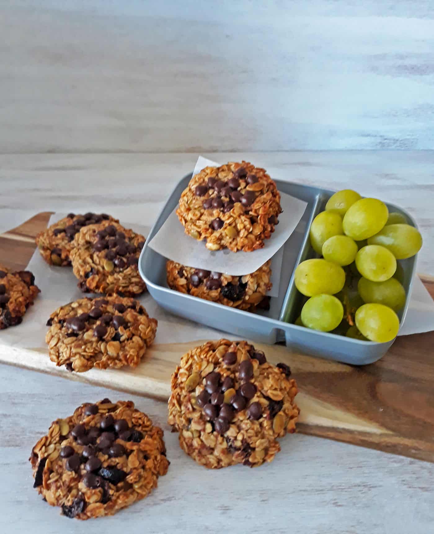 galletas de avena caseras con uvas verdes sobre una mesa