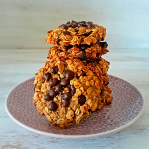 galletas de avena servidas una sobre la otra en un plato rosado