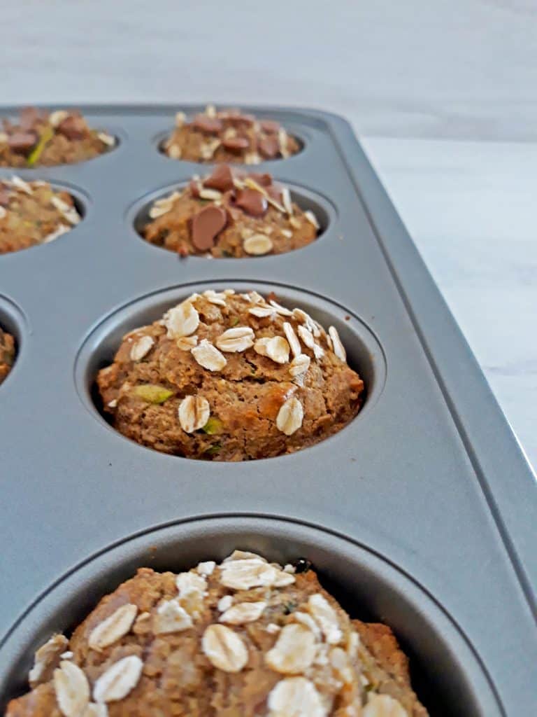 muffins de zucchini en el molde acabados de salir del horno
