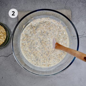 Avena trasnochada en proceso de mezclado en bowl de vidrio con espátula, con textura cremosa lista para refrigerar durante la noche.