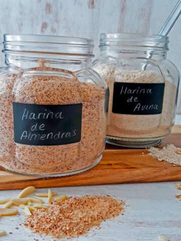 harina de avena y harina de almendras en frascos de vidrio