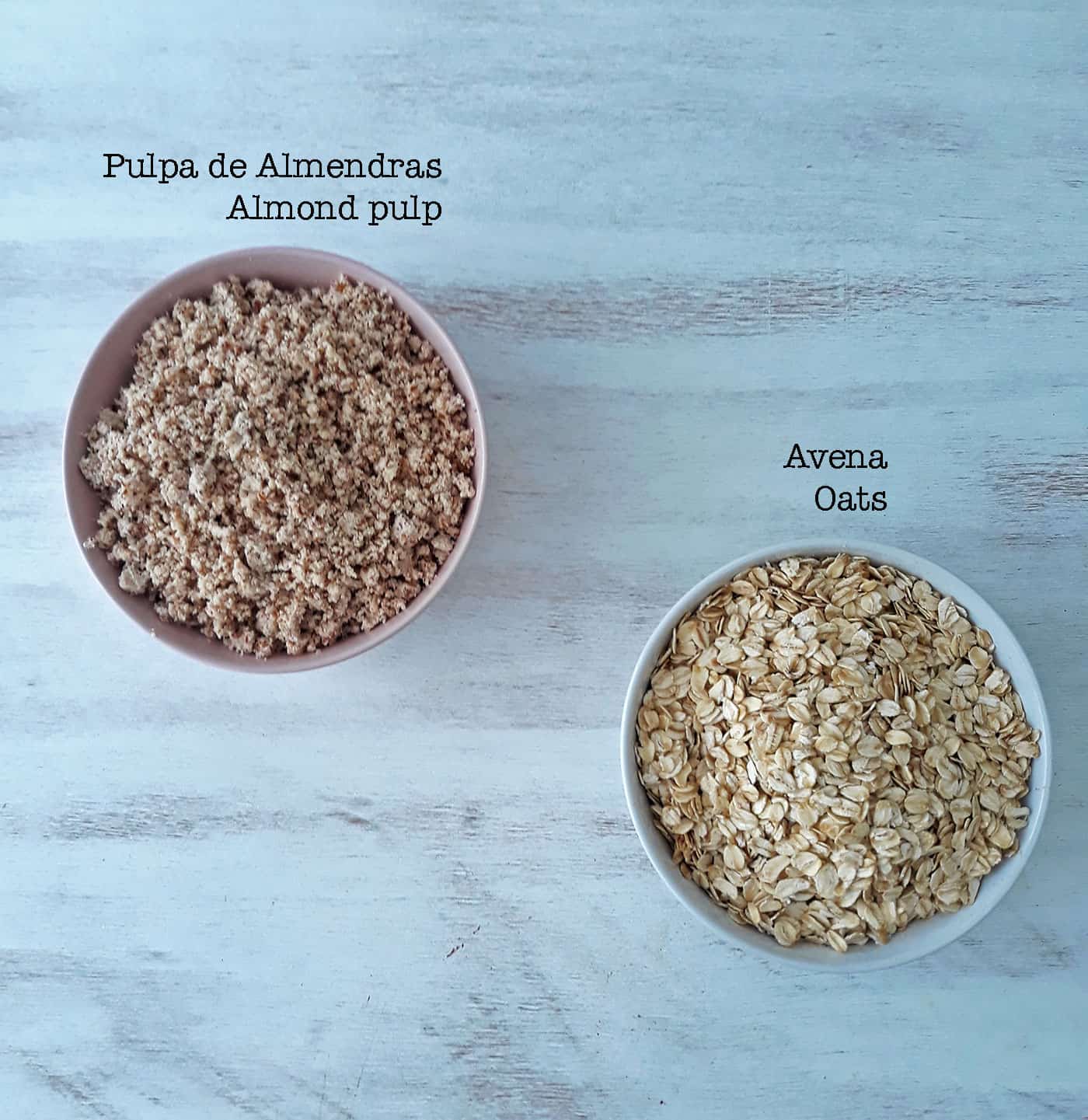 recipientes con avena y pulpa de almendras