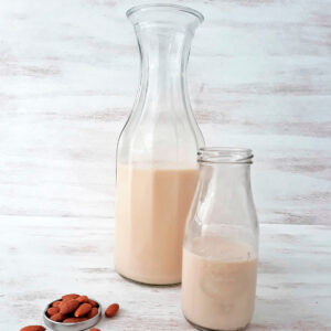 dos botellas de leche de almendras sobre una mesa