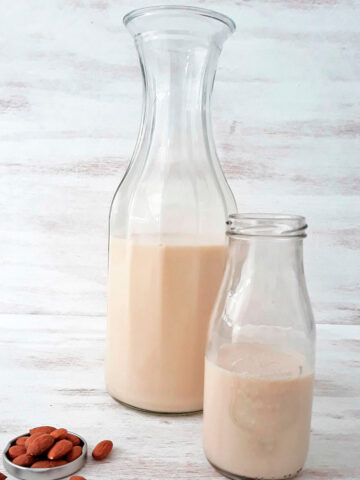 dos botellas de leche de almendras sobre una mesa