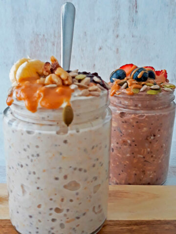 mason jars con avena remojada con una cuchara sobre una tabla de madera