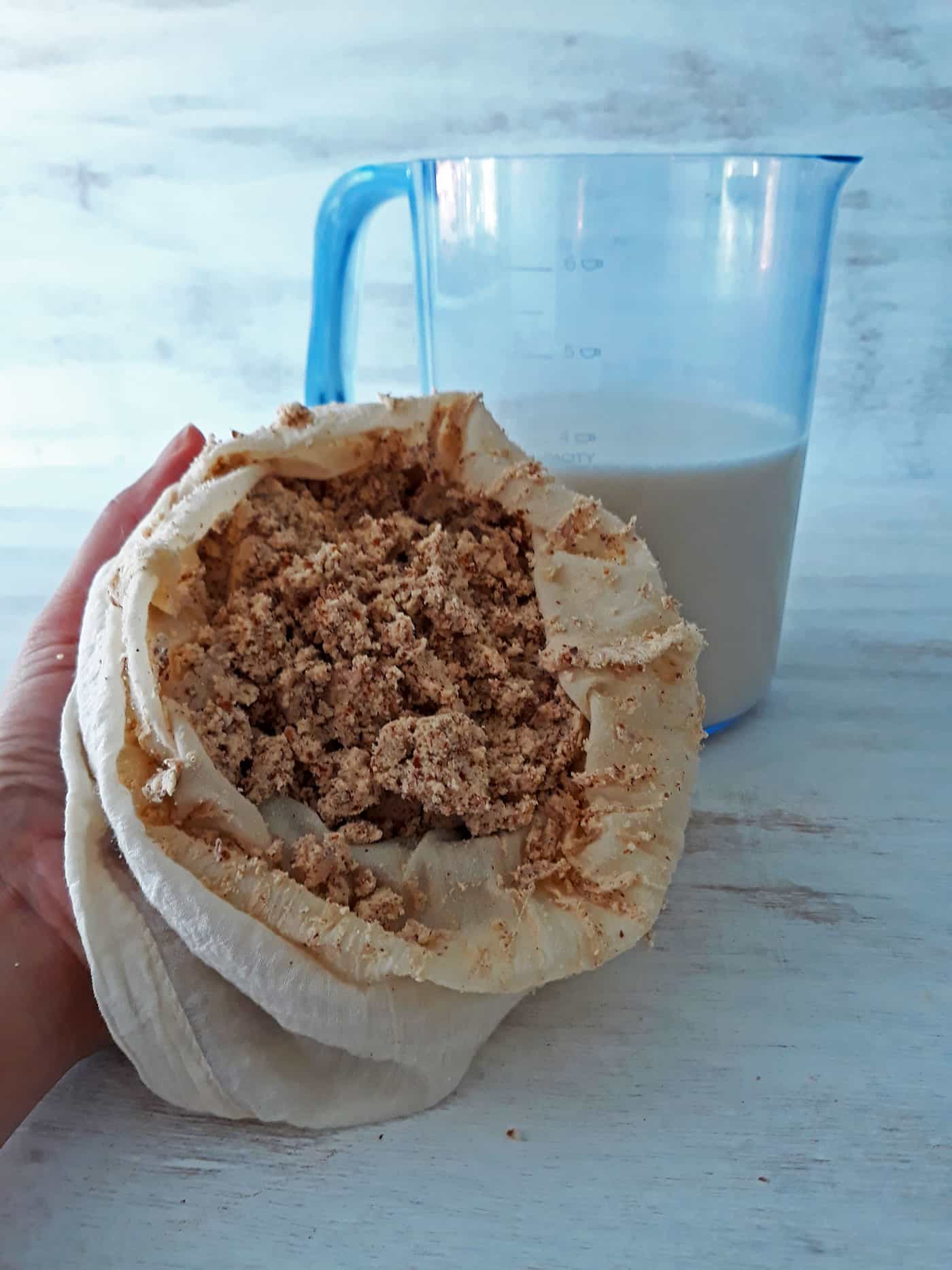 leche de almendra y pulpa de almendras