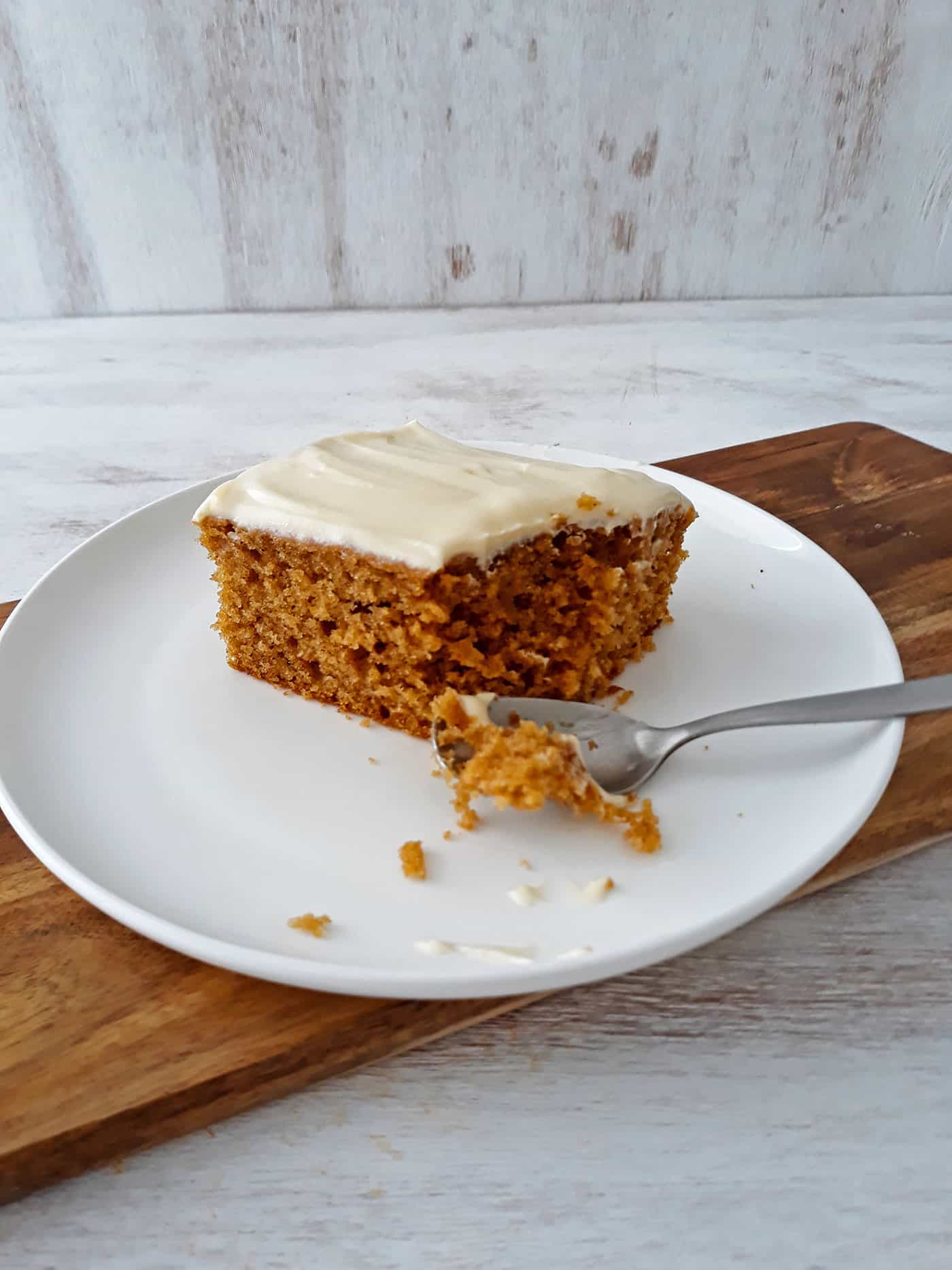 torta de calabaza servida en un plato blanco con una cuchara