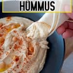 hummus servido en un plato negro