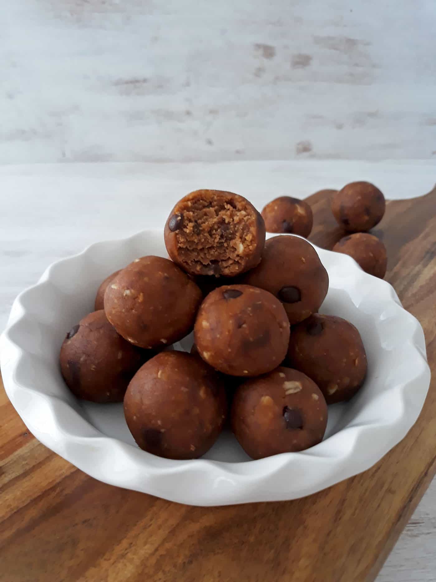 bolitas de proteina en un bol blanco