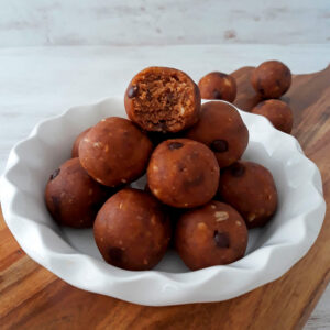 bolitas de proteína en un bol blanco