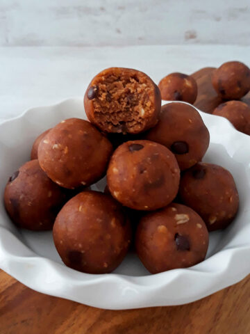 bolitas de proteína en un bol blanco