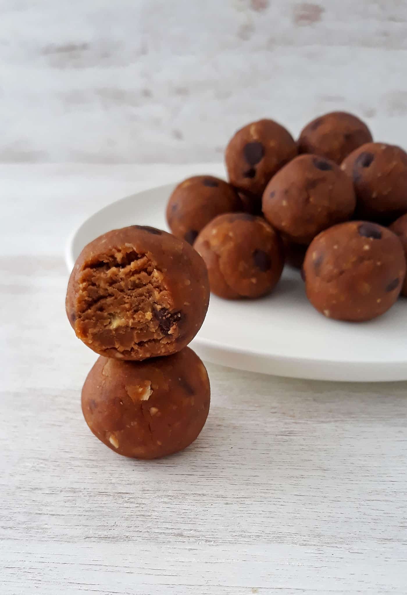 bolitas de proteina en un plato blanco