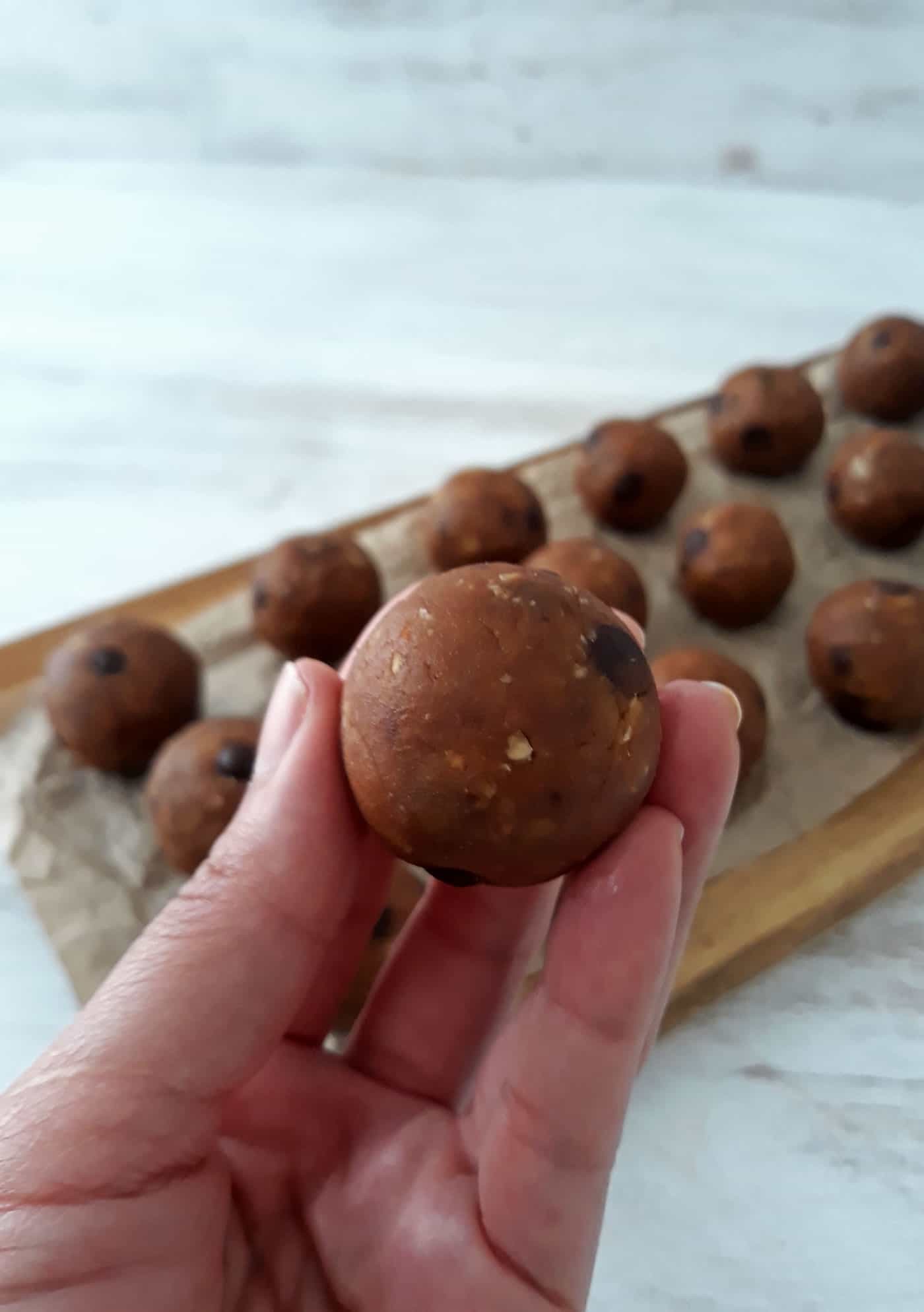 bolita de proteina en la mano