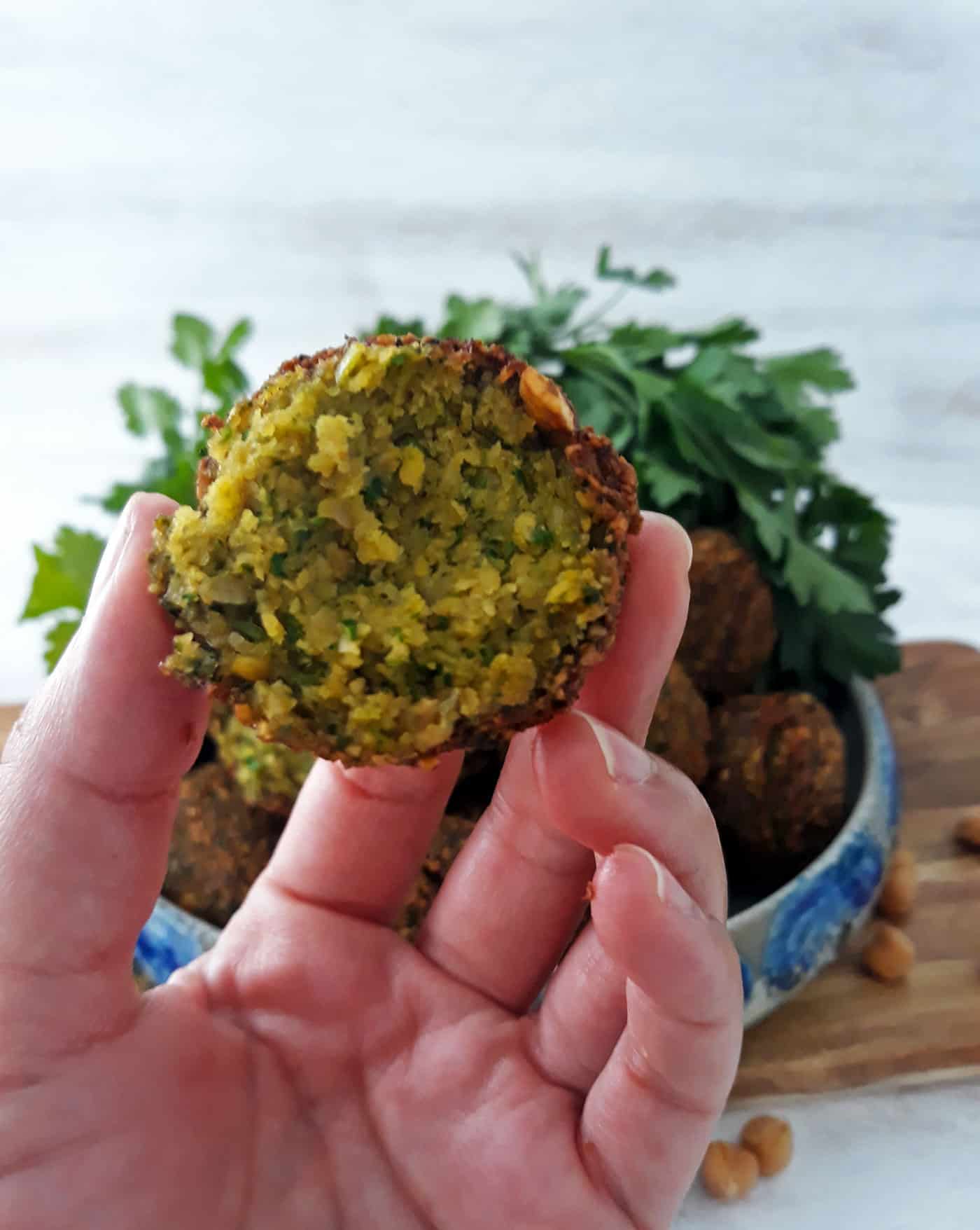 falafel  o croqueta de garbanzos acabado de freír 