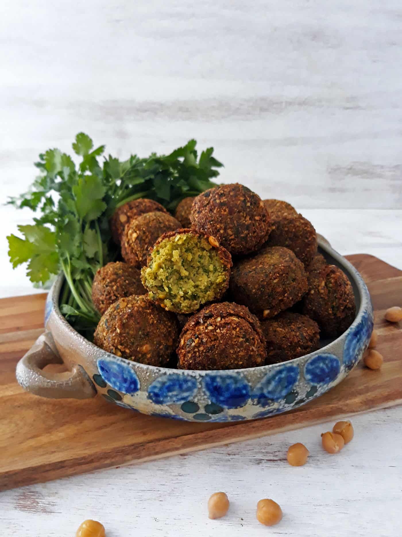 falafels en contenedor con hierbas frescas