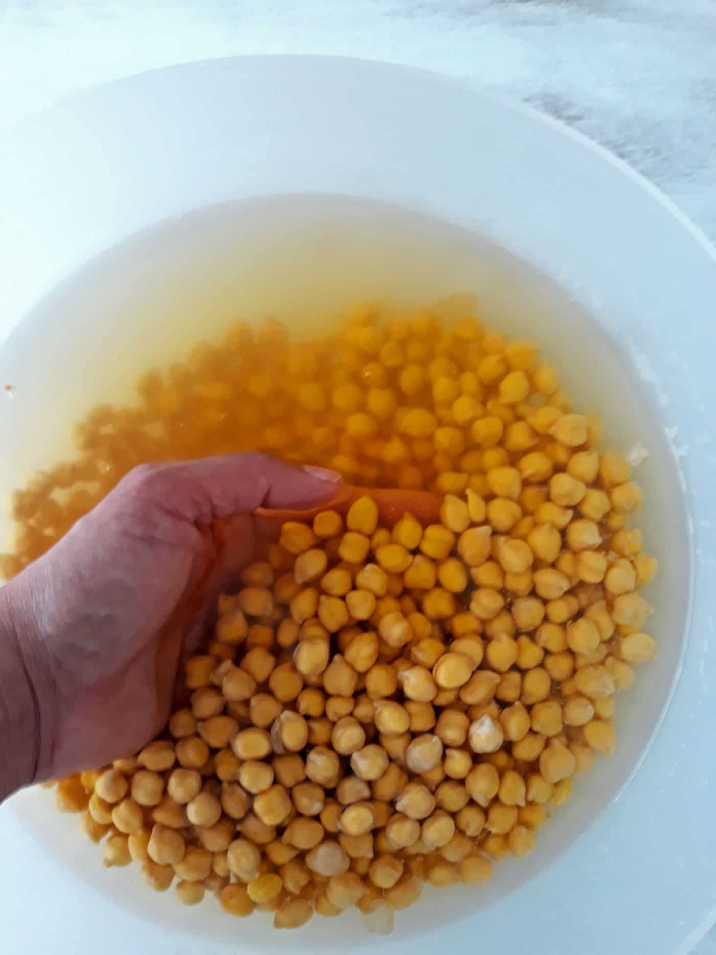 garbanzos secos remojados en agua