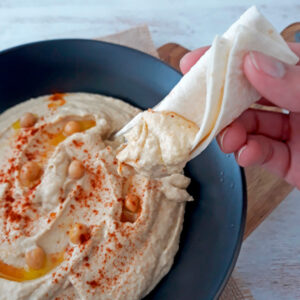 hummus servido con tortillas