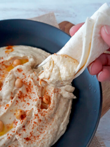 hummus servido con tortillas