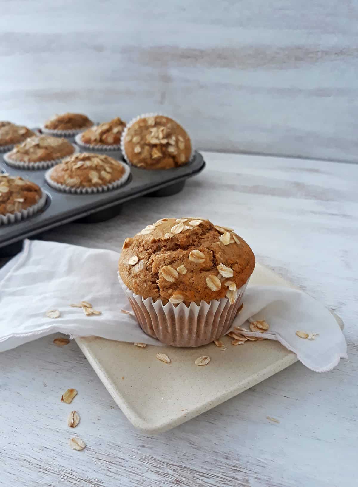 muffin de manzana servido en un plato blanco