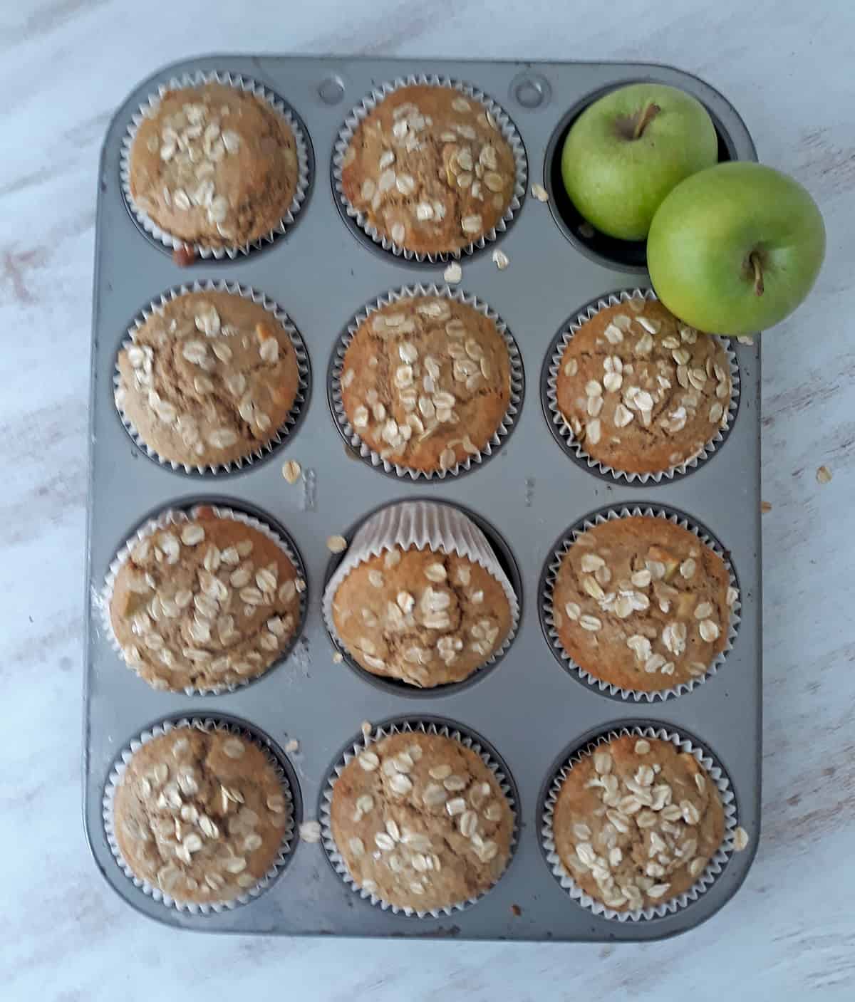 muffins de manzana en molde 