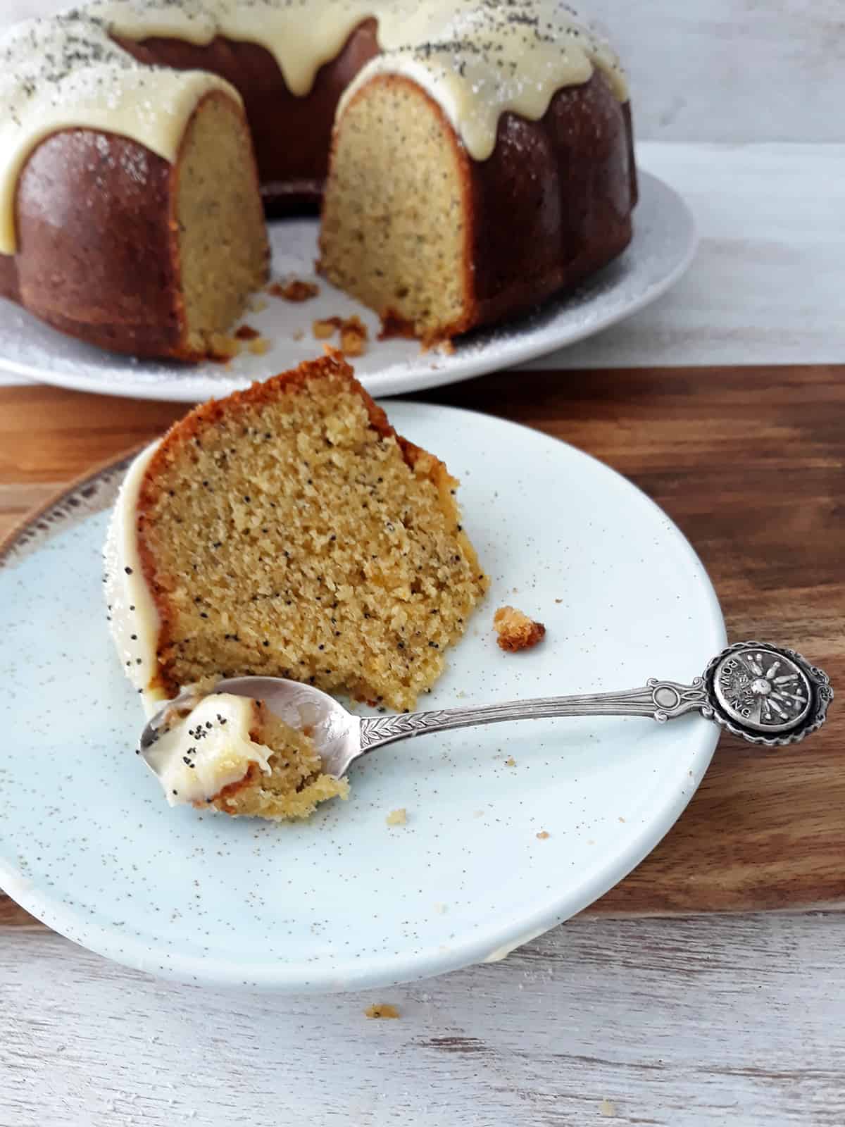 porción de pastel de naranja y semillas de amapola 