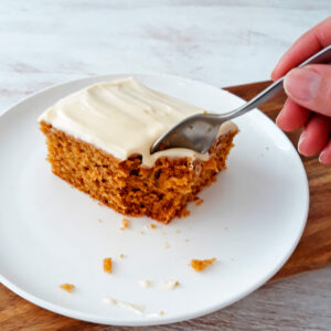 porción de torta de calabaza servida en un plato blanco