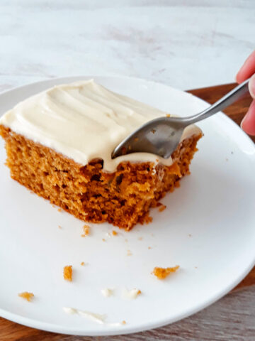 porción de torta de calabaza servida en un plato blanco