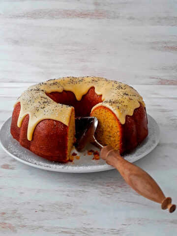 torta de semillas de amapola con una cuchara de madera