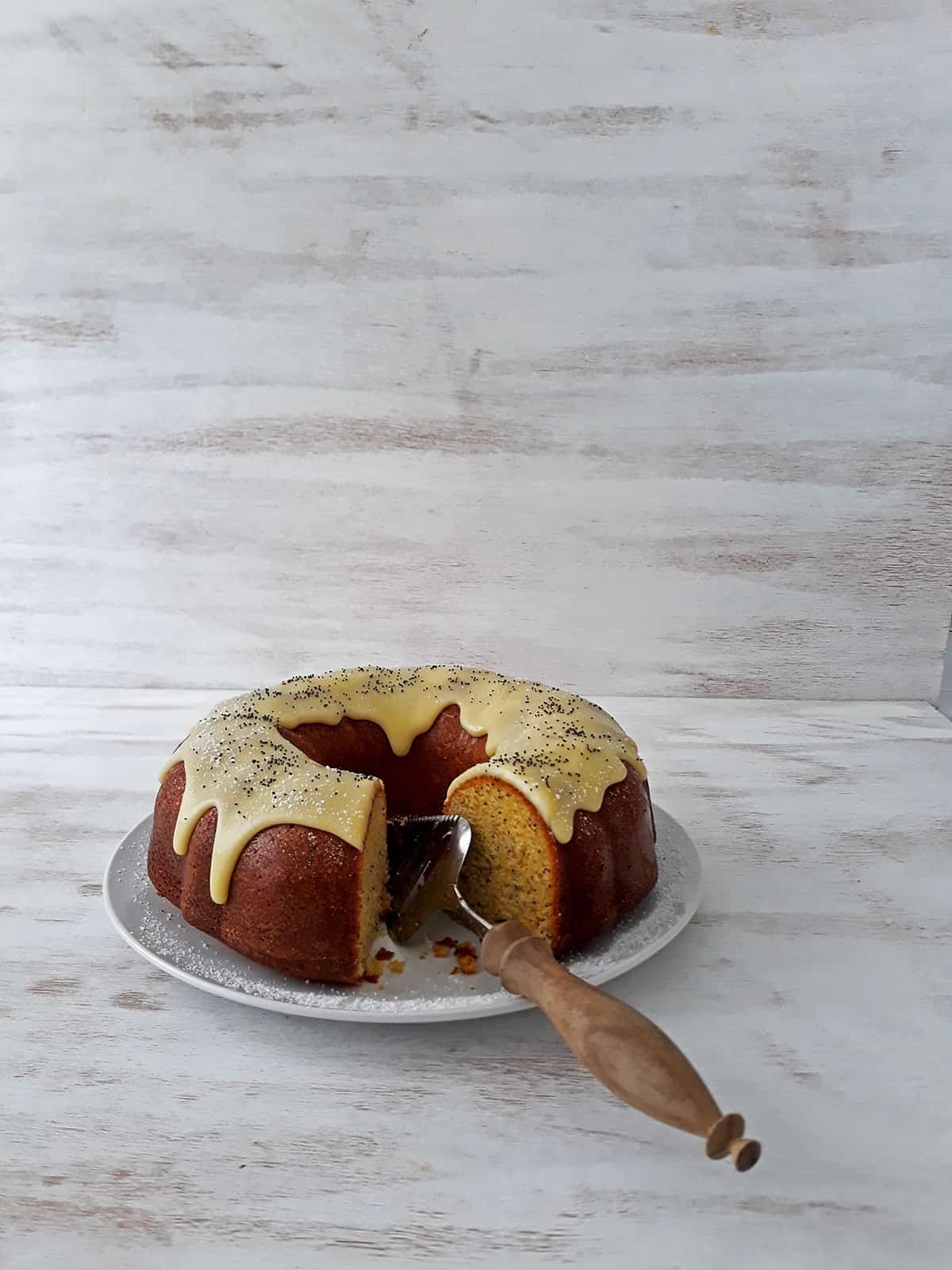 pastel de naranja en un plato redondo con una espátula