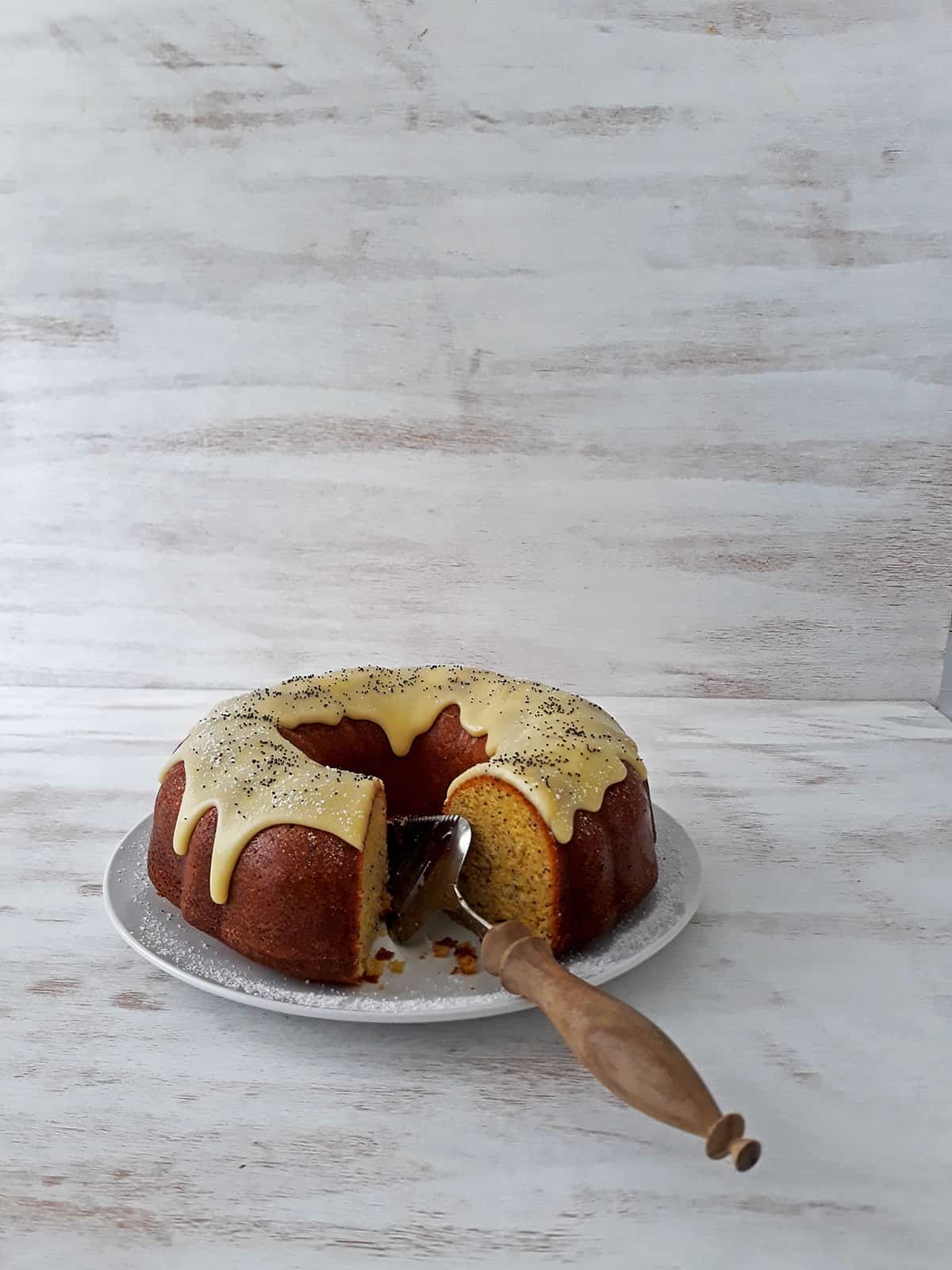 pastel de naranja en un plato redondo con una espátula 