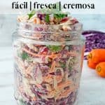 ensalada coleslaw en un frasco de vidrio