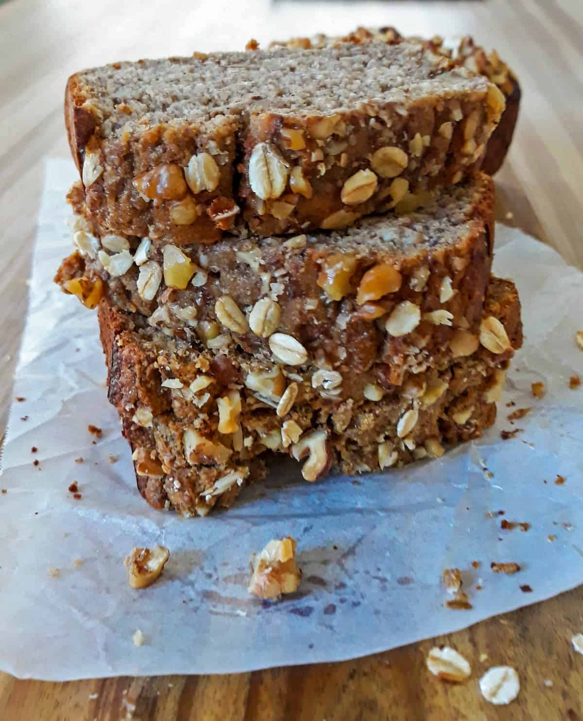 porciones de banana bread sobre una mesa