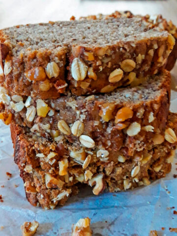 porciones de banana bread sobre una mesa