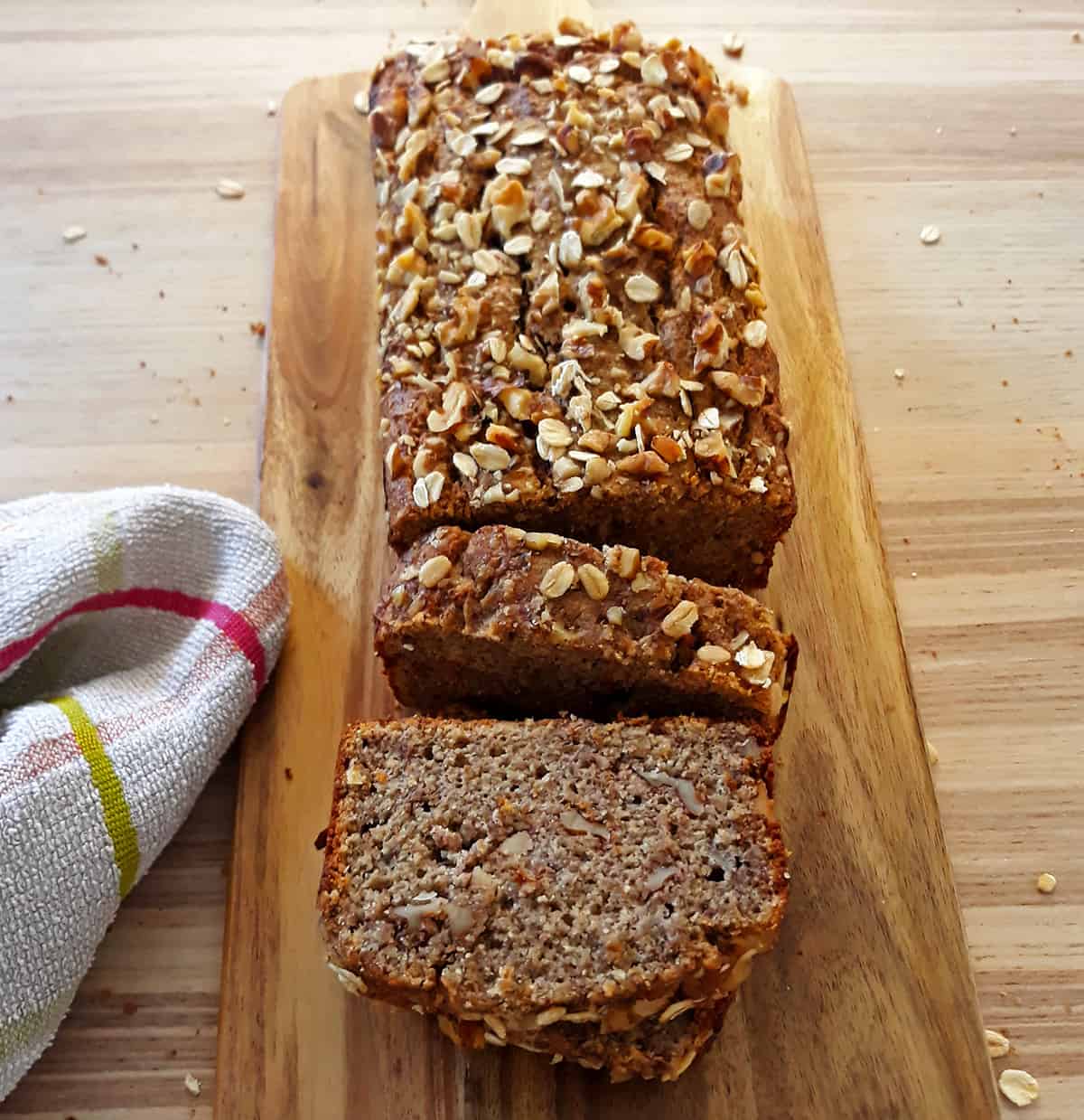 banana bread sobre una tabla de madera