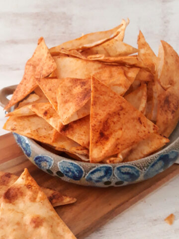 chips de pita servidos en un bol