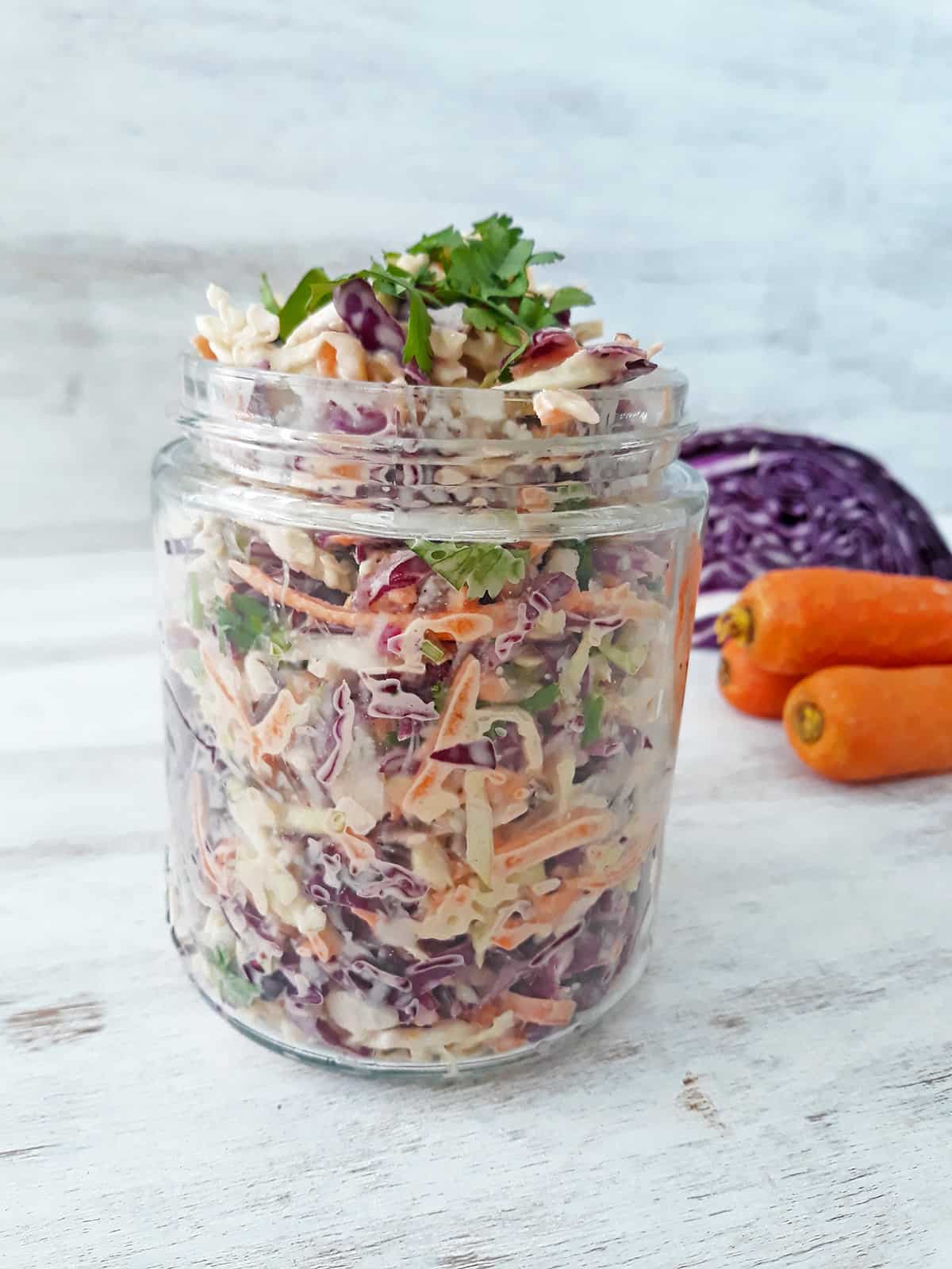 ensalada coleslaw en un frasco de vidrio