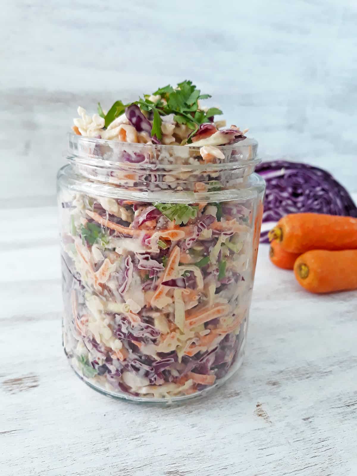 ensalada coleslaw en un frasco de vidrio