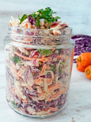 ensalada coleslaw en un frasco de vidrio