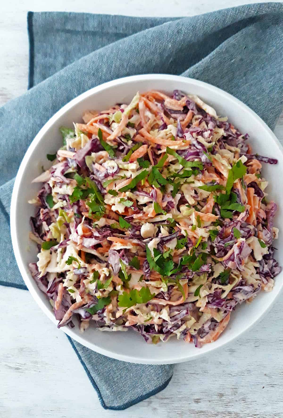 ensalada coleslaw servida en un bol