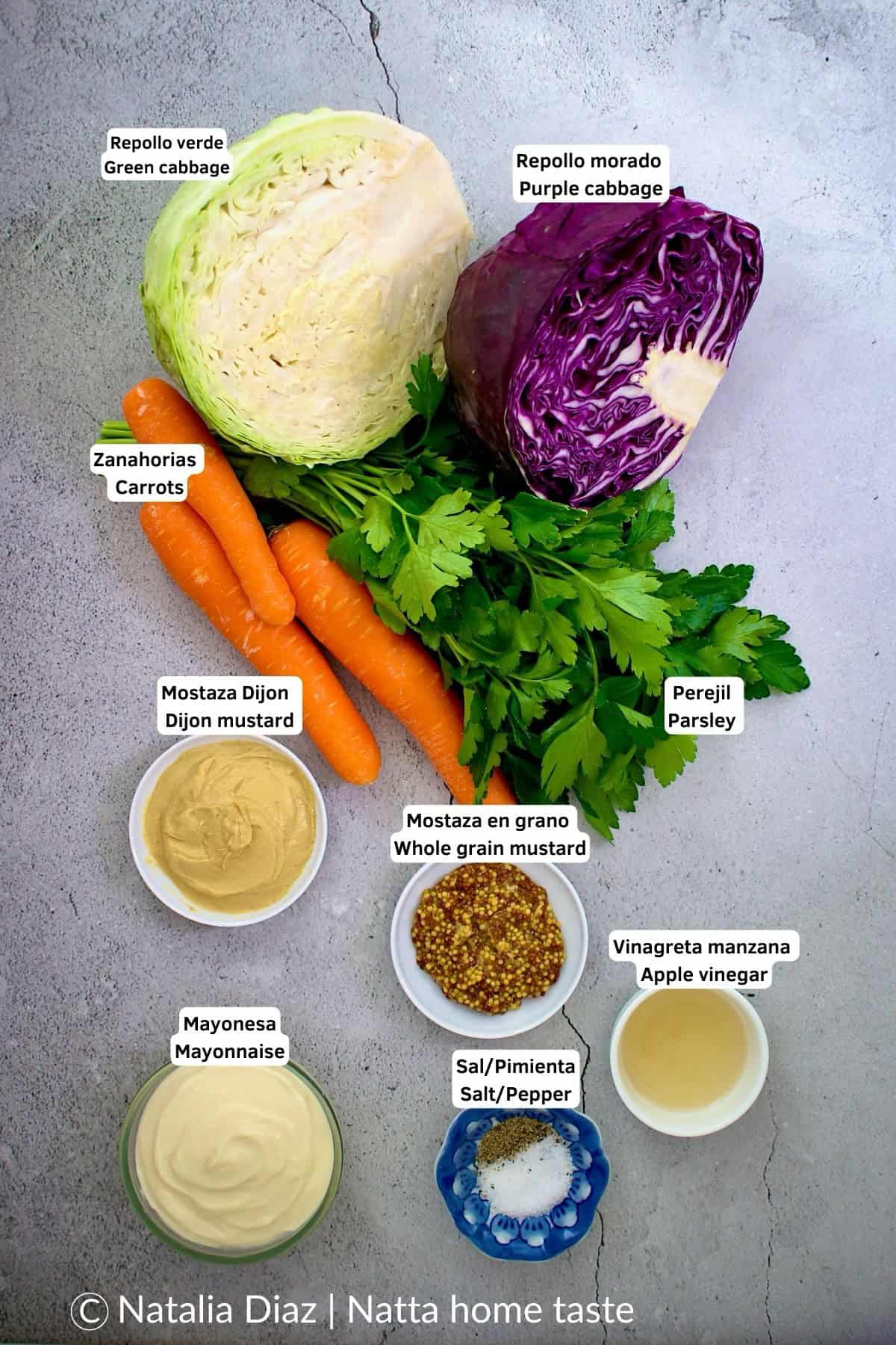 ingredientes para preparar ensalada de repollo y zanahoria. Repollo verde , repollo morado, perejil fresco, zanahorias, mostaza dijon, mayonesa 