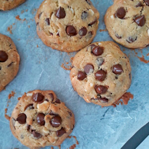 galletas de chocolate recién salidas del horno