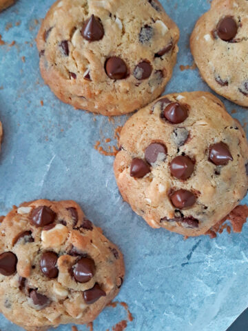 galletas de chocolate recién salidas del horno