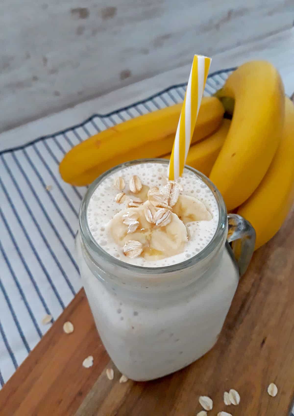 Smoothie de banana sobre una mesa