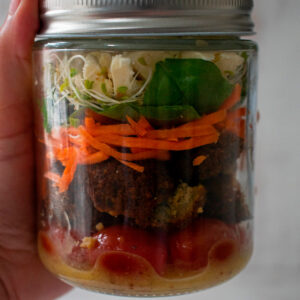 ensalada de falafels en un mason jar