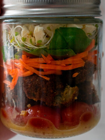 ensalada de falafels en un mason jar