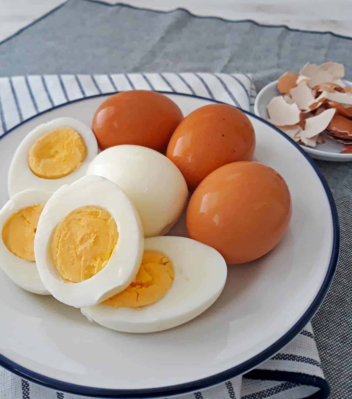 huevos cocidos en plato blanco